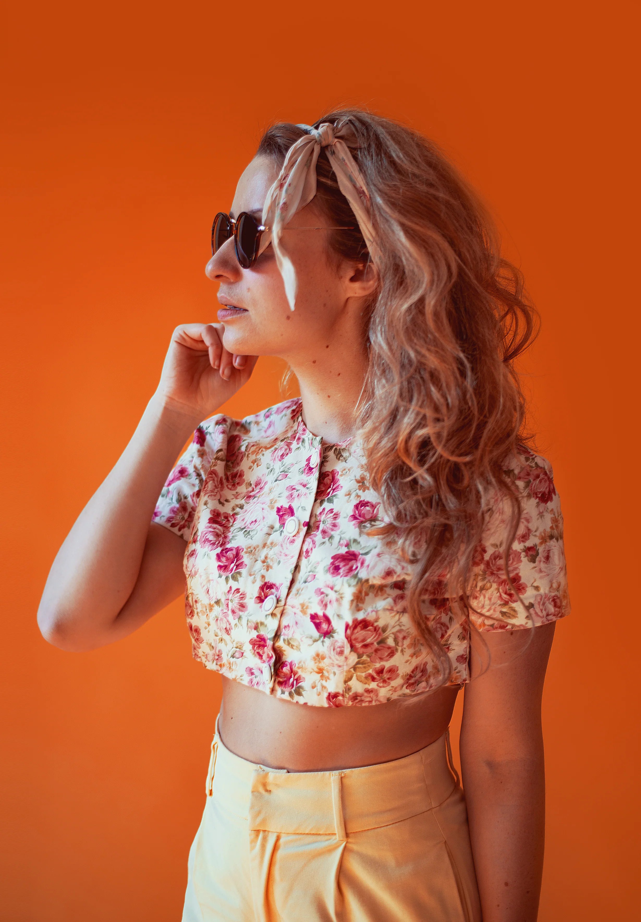 files/model-in-sunglasses-and-summer-clothes.webp